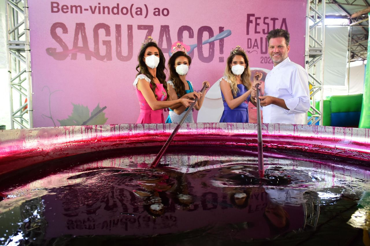Trio de 2022 com o chefe Carlos Bertolazzi, responsável pelo Saguzaço. Crédito: Andreia Copini